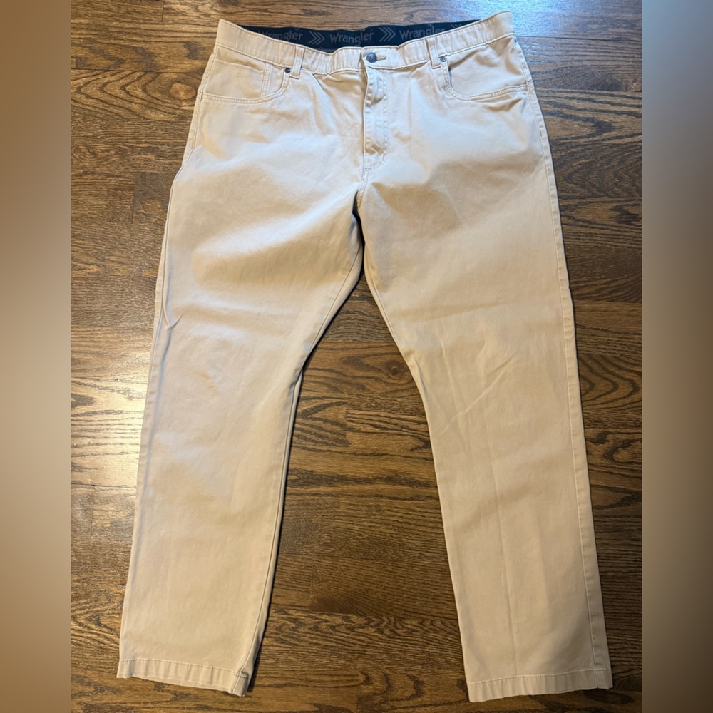 Men’s Wrangler khaki pants